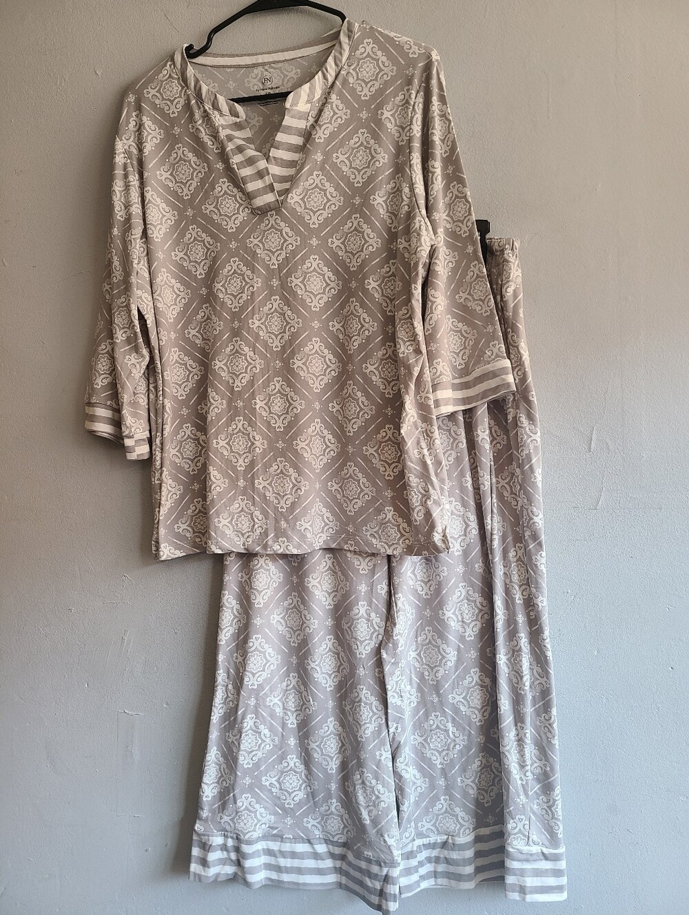 Women's large 2 piece soft PJ set gray mandala v-neck 3/4 sleeve & capri pants
